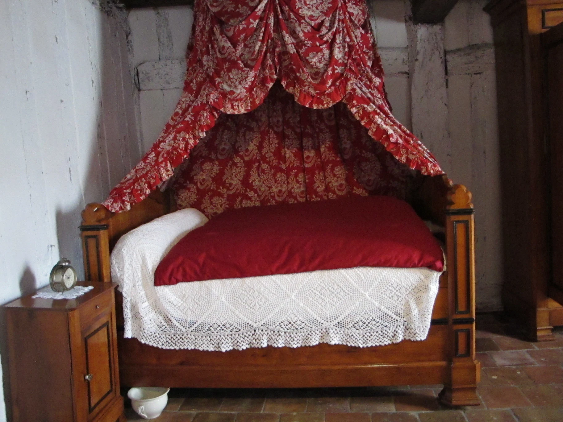 Détails de la chambre des propriétaires - Maison du Maître - Écomusée de Marquèze 02.jpg