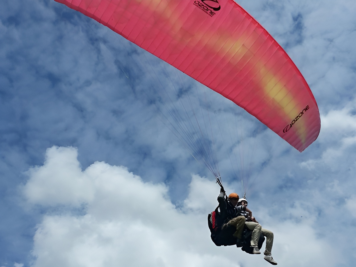 © Plaine AltitudeDans les airs en tandem parapente clecy