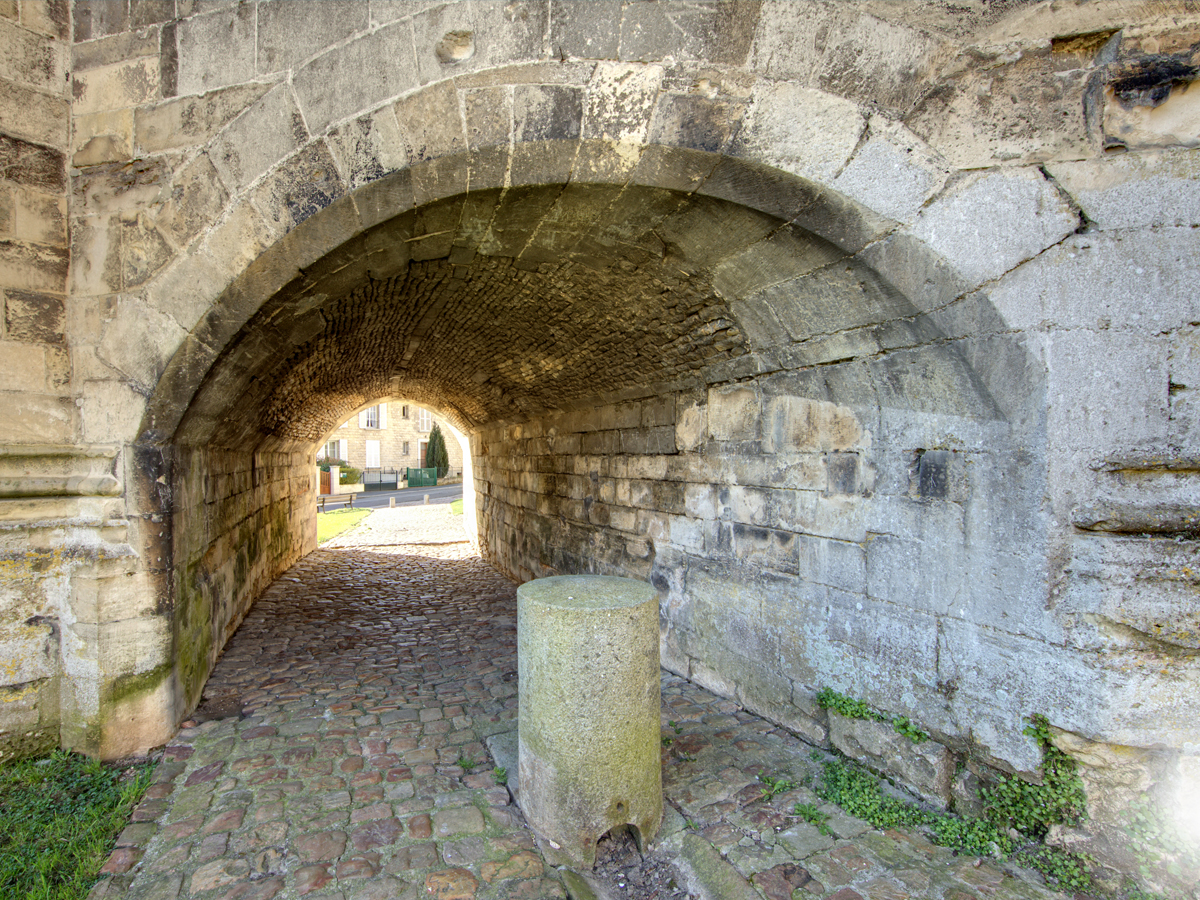 Circuit_des_remparts_Dessous_Arche_Sainte_Trinite ©Jacques BasileCircuit_des_remparts