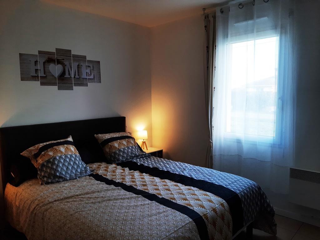OT Terres de ChalosseDevaux Bidaou - chambre lit 2p entrée