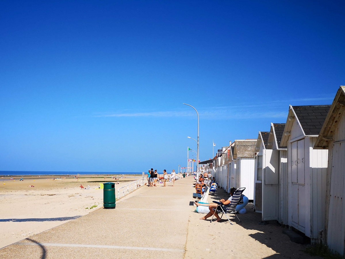 Nathalie PapouinDIGUE-PLAGE-CABINES-BERNIERES-SUR-MER-CREDIT-NATHALIE-PAPOUIN