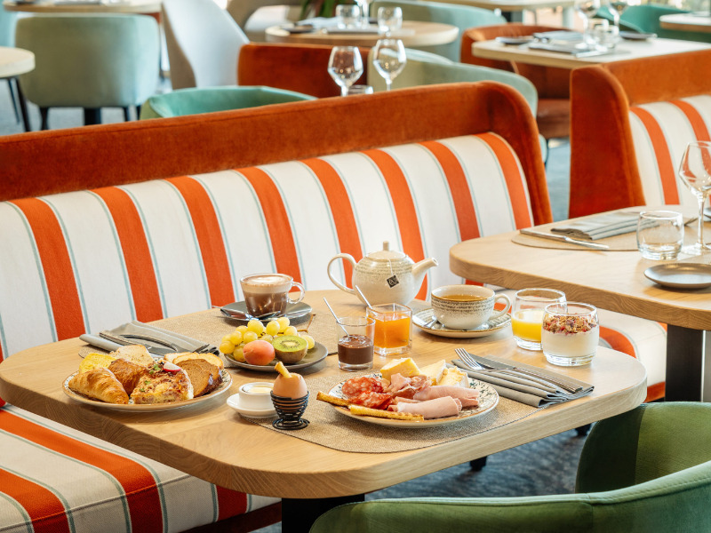 © C LangloisDesign sans titre - o Table petit dej Hôtel de la Baie - Thalasso PrevithalTable petit dej Hôtel de la Baie - Thalasso Previthal