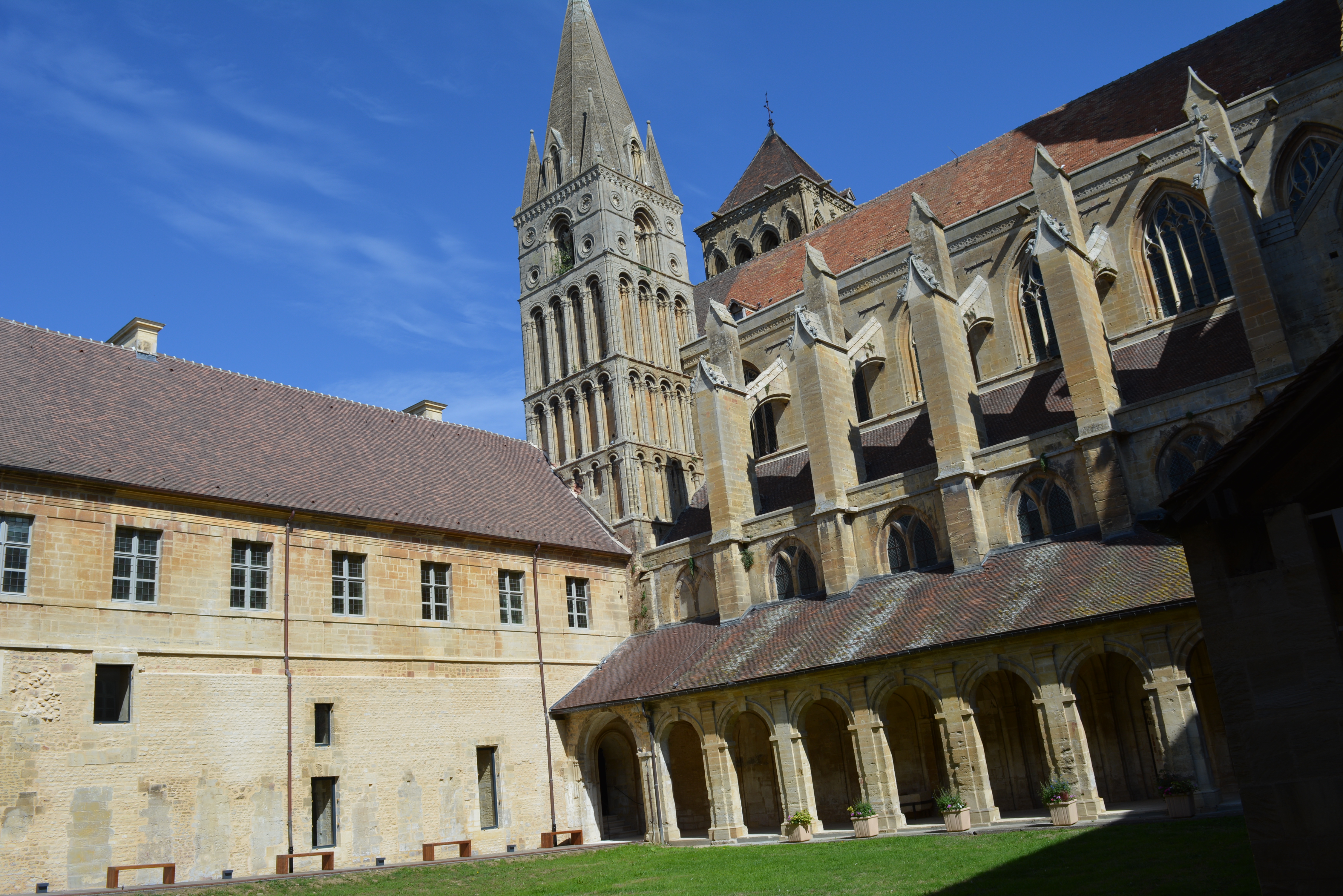 Mairie de Saint-Pierre-en-AugeVue du cloître de l'abbaye de Saint-Pierre-sur-Dives