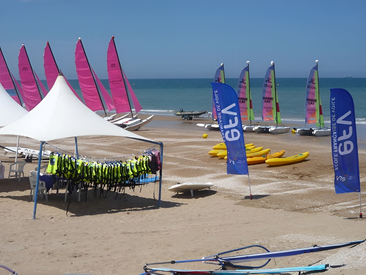 © Ecole de Voile Française de CabourgEcole Française de Voile de Cabourg - plage