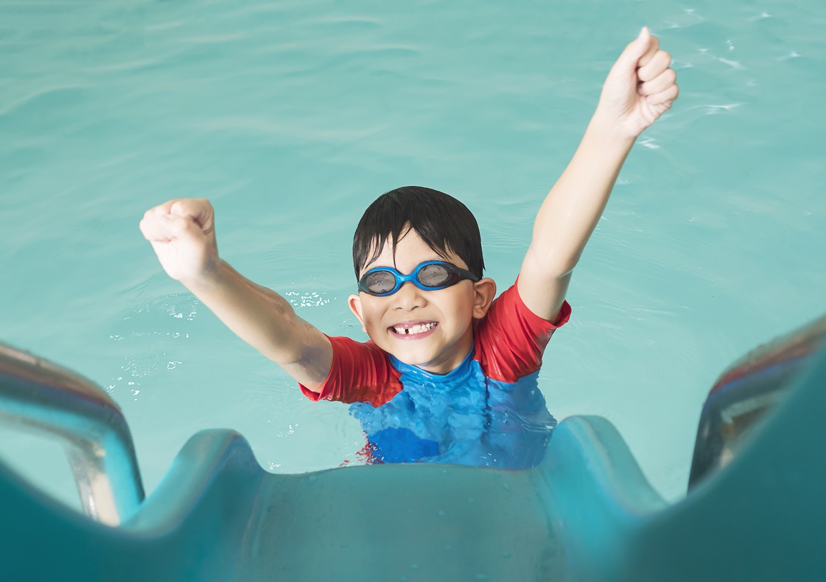 Freepikenfant-heureux-asiatique-jouant-curseur-dans-piscine