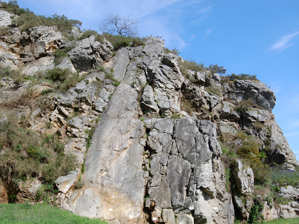 © Calvados Tourismeescalade_mont_myrrha_falaise_suisse_normande_normandie(4)
