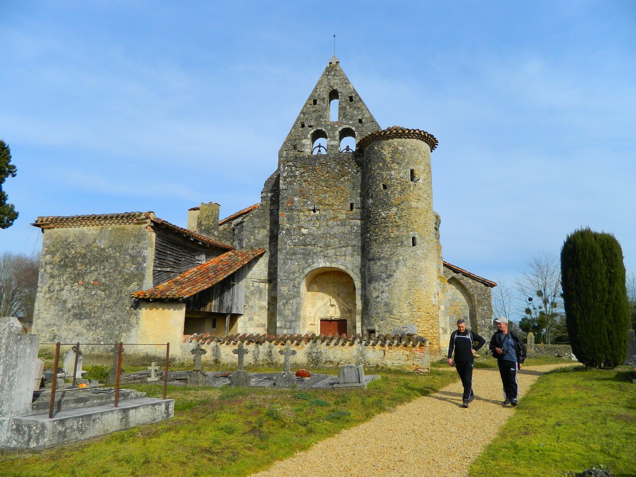 ©OT Landes d’ArmagnacEscalans - Eglise Saint Jean Baptiste - Promeneurs