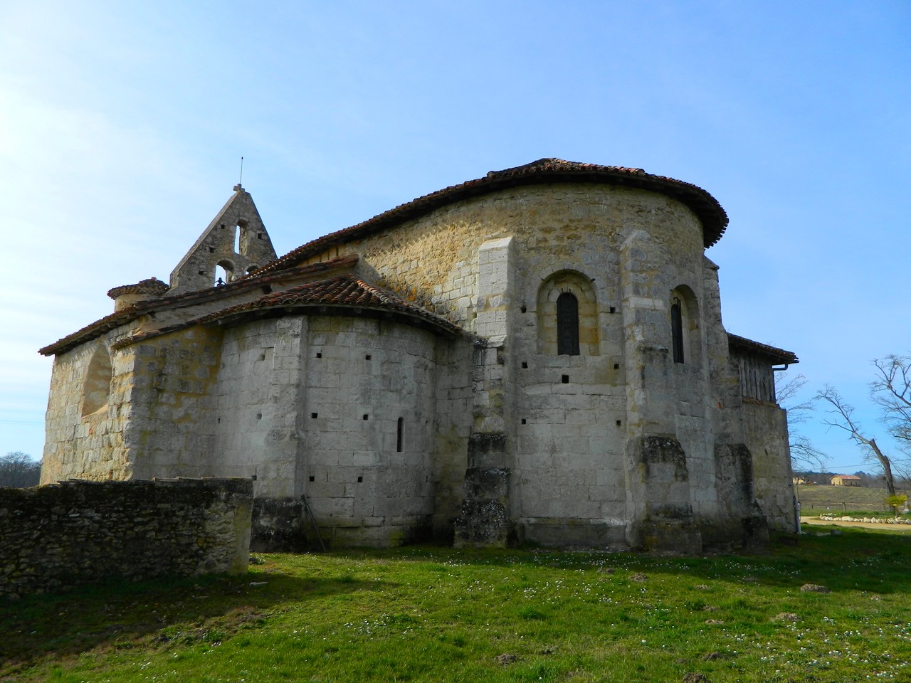 ©OT Landes d’ArmagnacEscalans - Eglise Saint Jean Baptiste -vue arrière