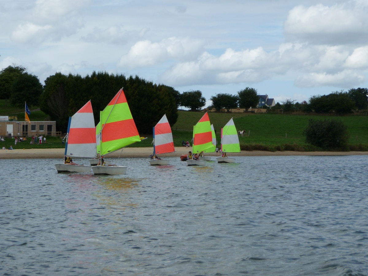 Base de loisirs MJC de la DathéeBateaux Lac Saint Manvieu Bocage