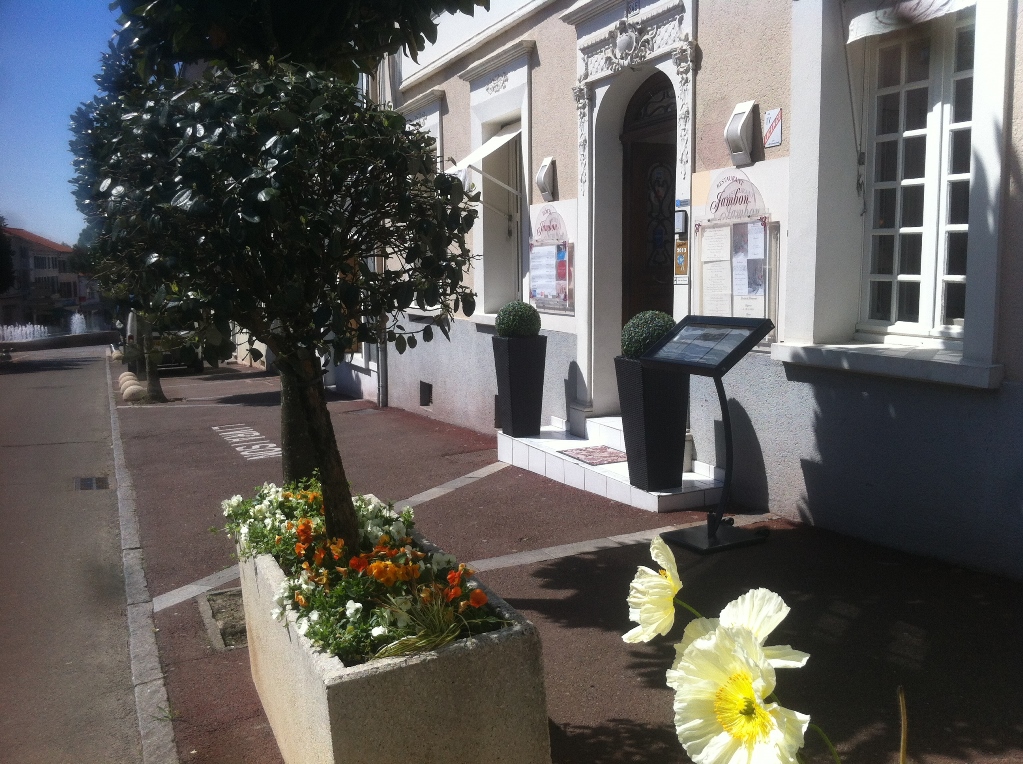 Le JambonFaçade hôtel Jambon 1