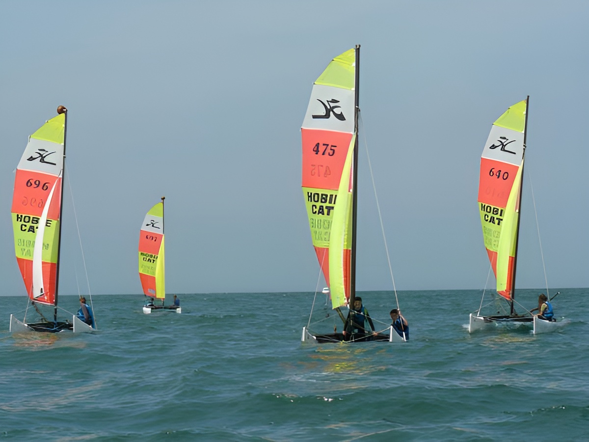 CCEDFlotte de catamarans e l'école de voile intercommunale - Dives sur Mer