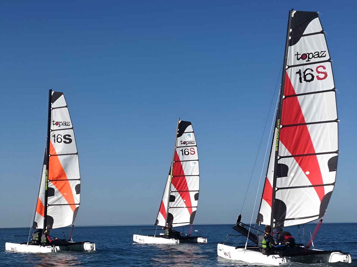 © Ecole de Voile Cap 21Flotte de catamarans au large de Grandcamp-maisy