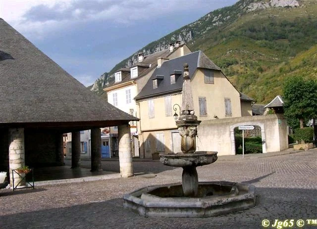 Fontaine et marché couvert de Campan (2887079644).jpg