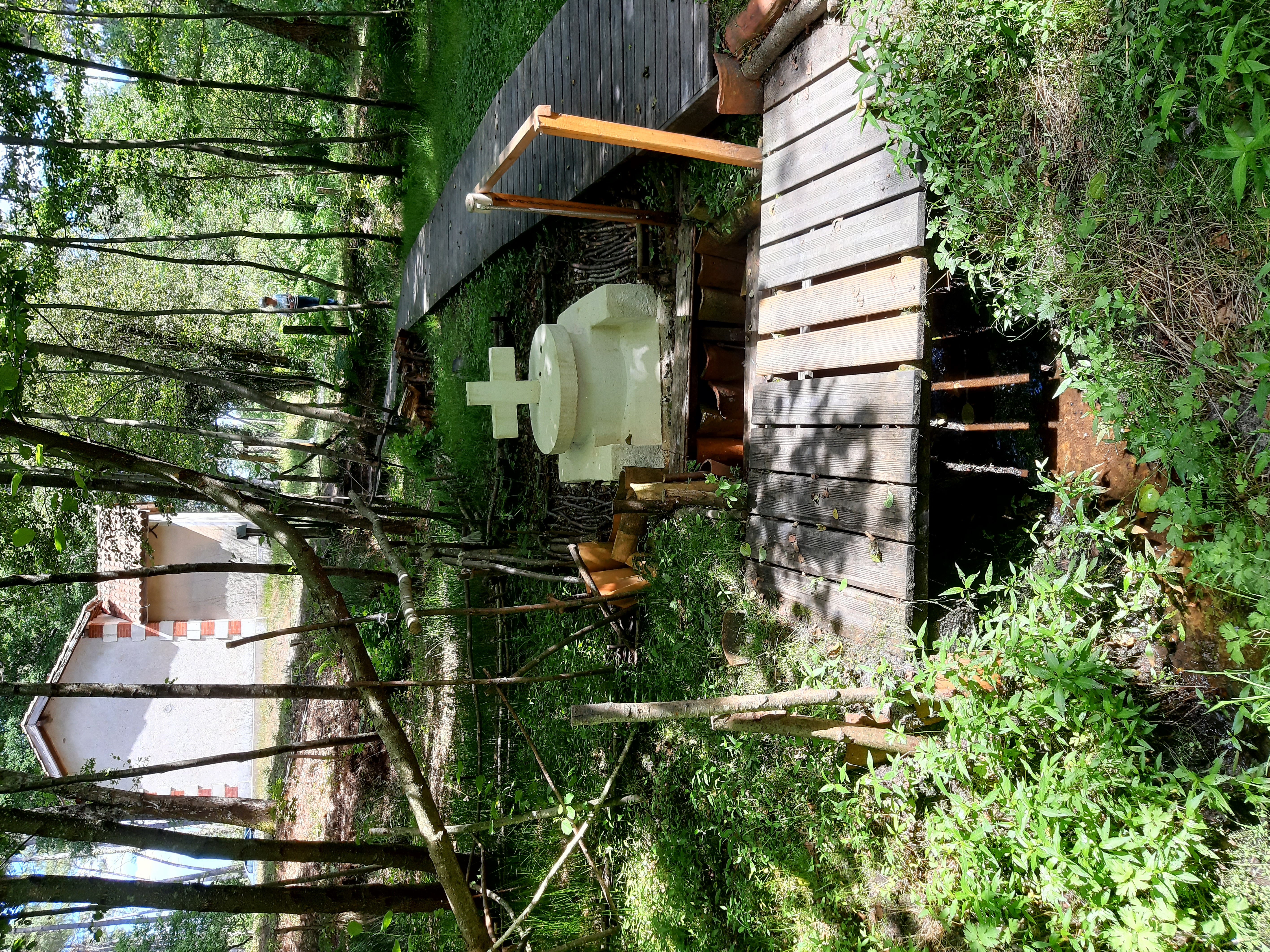 Fontaine source Saint-Jean-Baptiste chapelle Ychoux.jpg