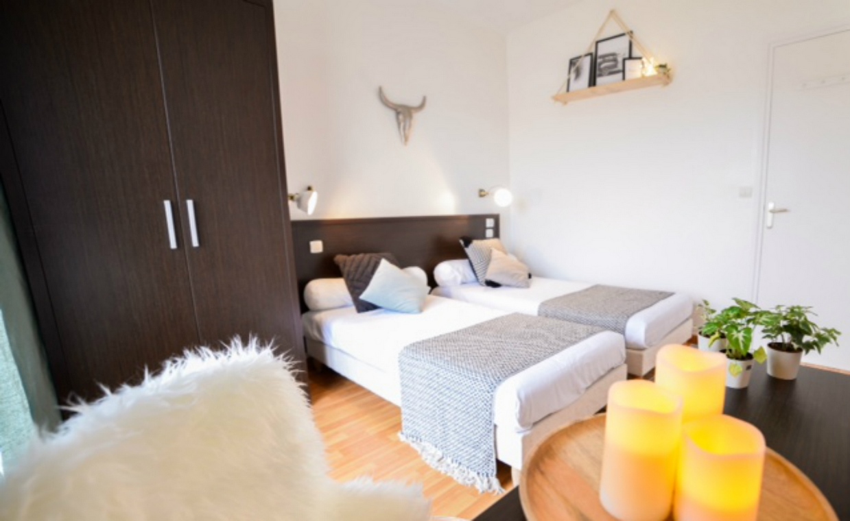 single finFrance-Single-Fin-Hotel-Lodge-room-inside-2 (Copier)