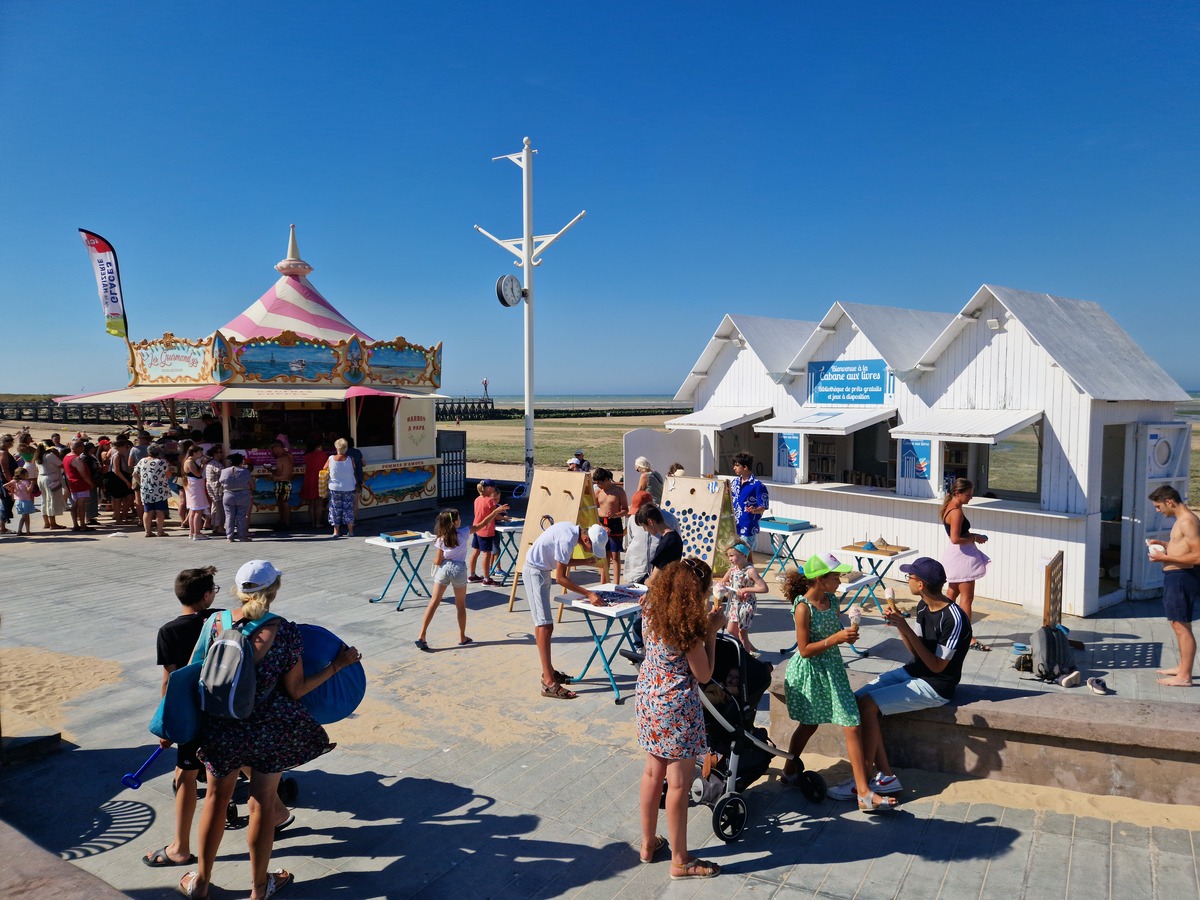 Nathalie Papouingourmandys-cabane-aux-livres-et-jeux-en-bois-digue-courseulles-sur-mer-credit-nathalie-papouin (2)