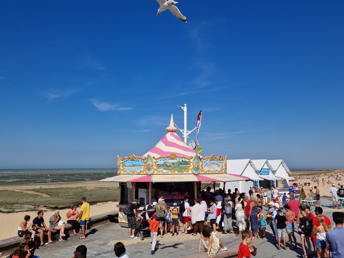 Nathalie Papouingourmandys-cabane-aux-livres-et-jeux-en-bois-digue-courseulles-sur-mer-credit-nathalie-papouin (4)