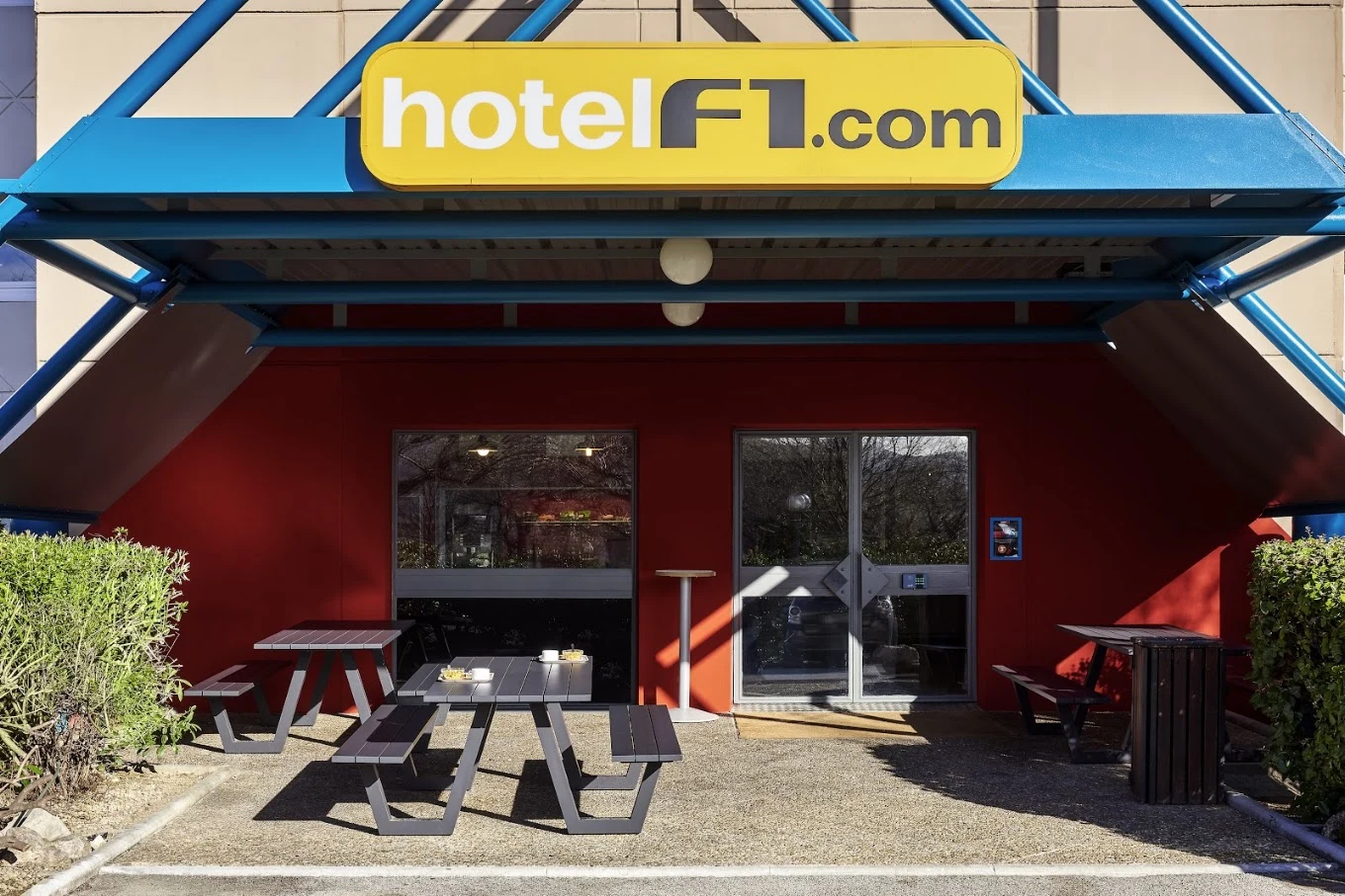 devanture hotel F1