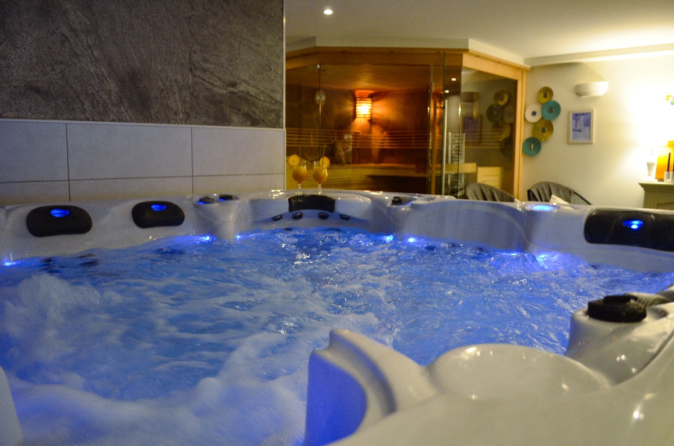 © Xavier HenaultHotel Almoria Deauville - Bain remous - XH 00028