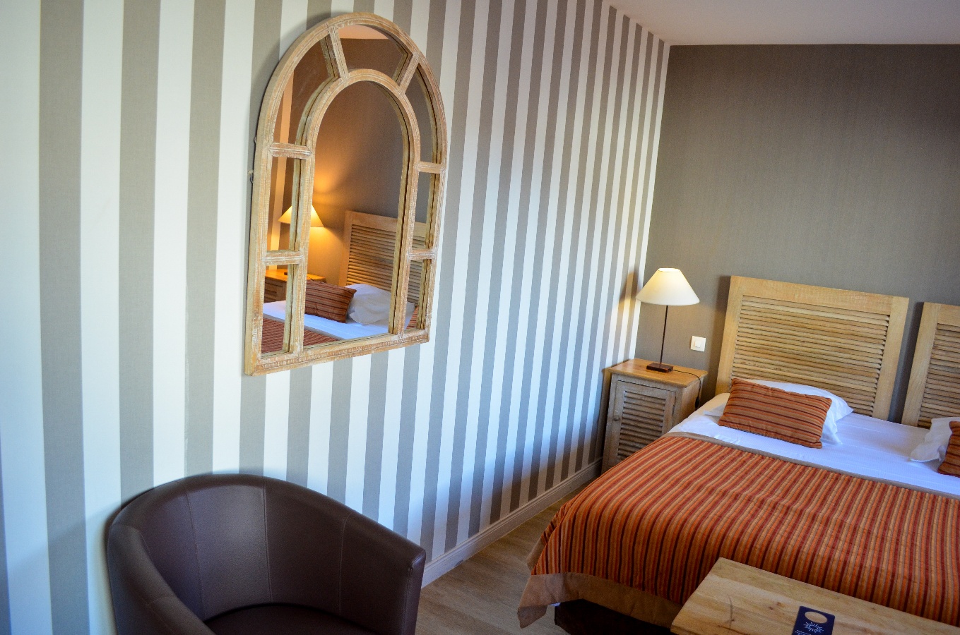 © Xavier HenaultHotel Almoria Deauville - Chambre Salon vue Rue Gr - XH00013
