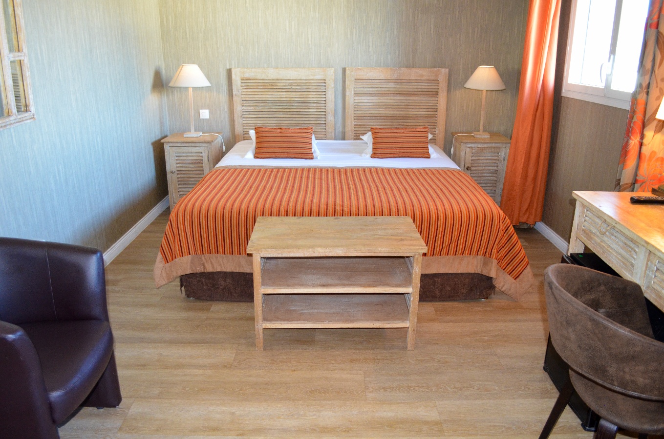 © Xavier HenaultHotel Almoria Deauville - Chambre Salon vue Rue Ma - XH00030