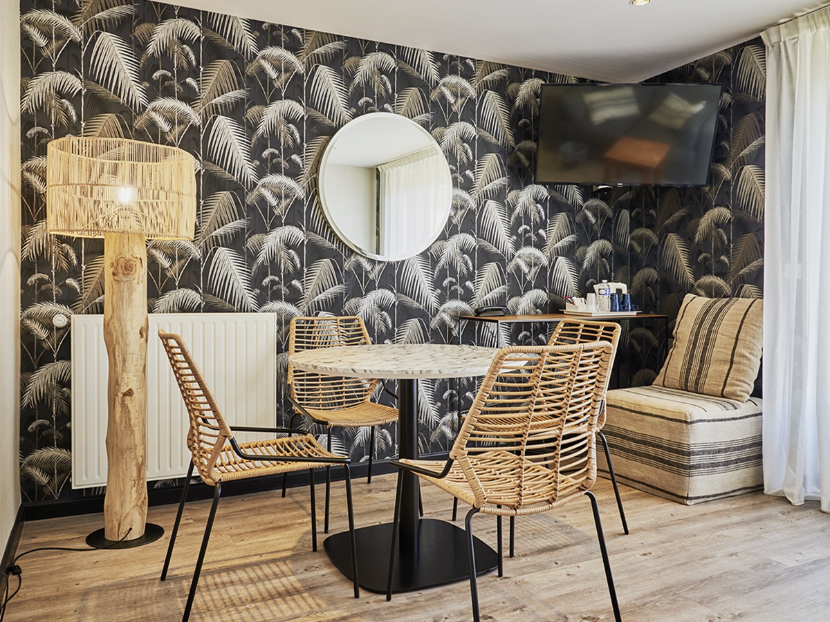 Sylvie Le Trividichotel-cremaillere-chambre-1-table-courseulles