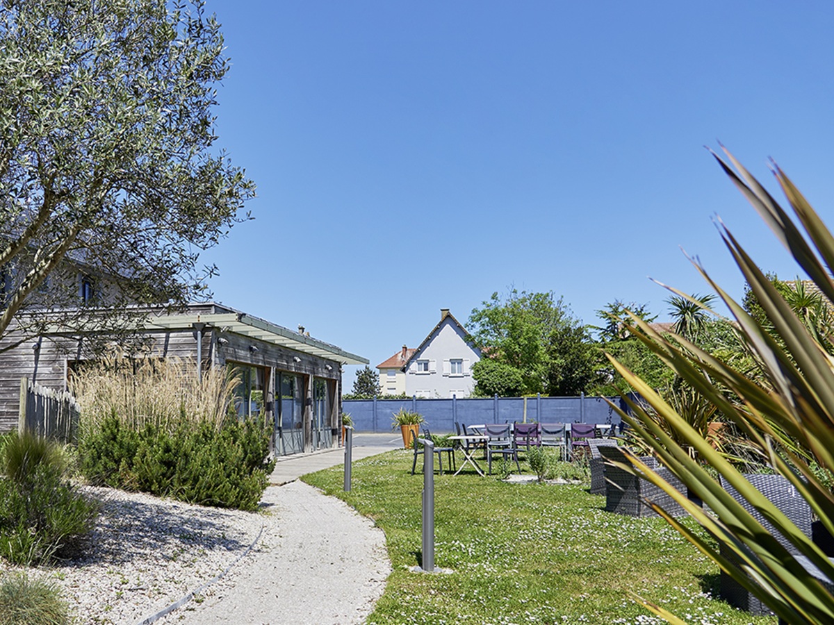 Sylvie Le Trividichotel-cremaillere-jardin-exterieur-courseulles