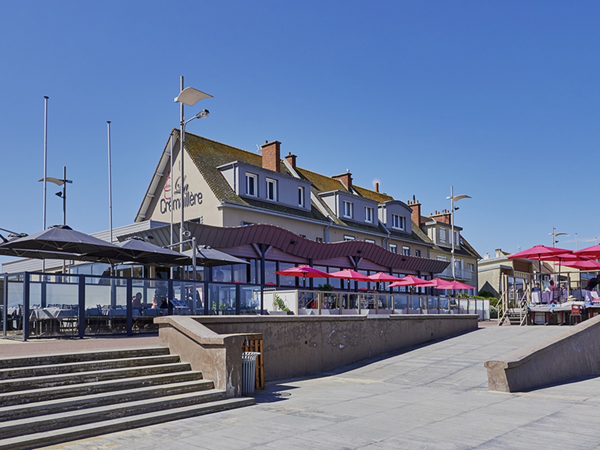 Sylvie Le Trividichotel-cremaillere-terrasse-exterieur-courseulles