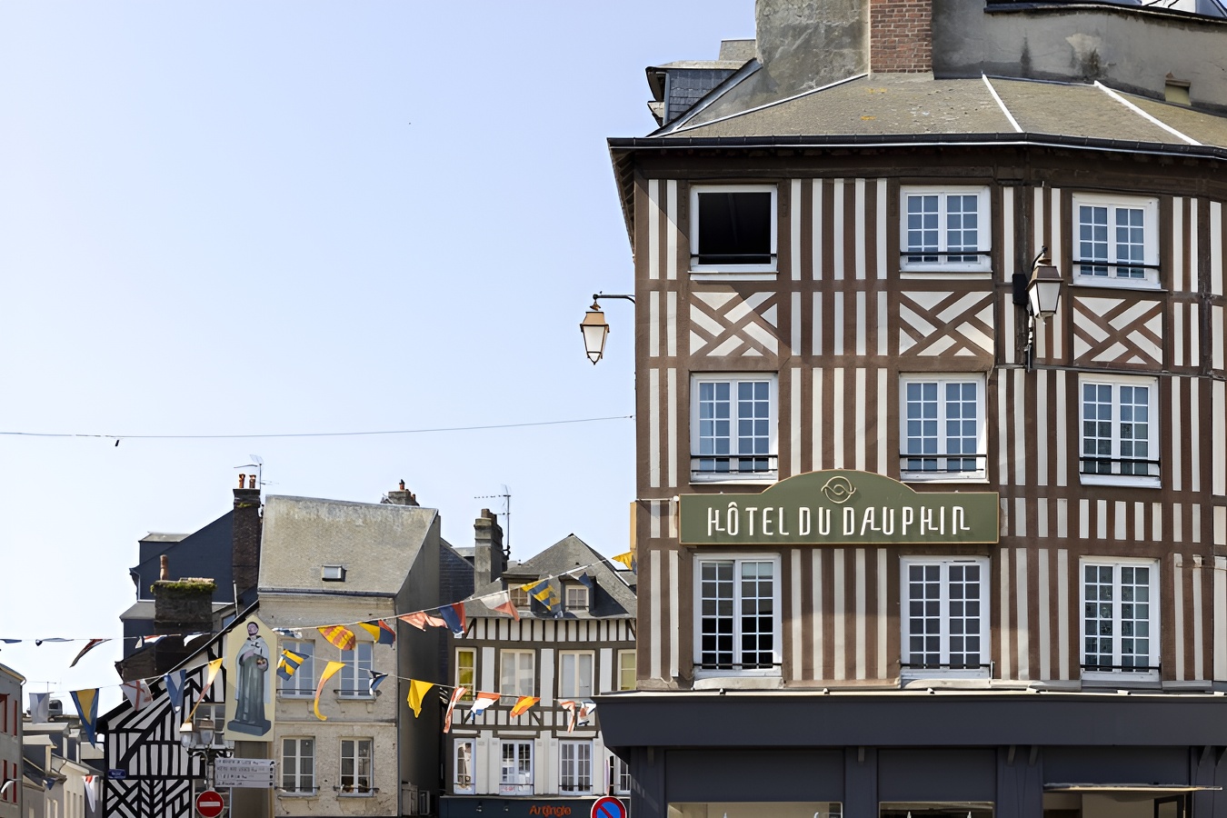 Copyright 2021 Yvan Moreau,All rights reserved.Hôtel Du Dauphin_web