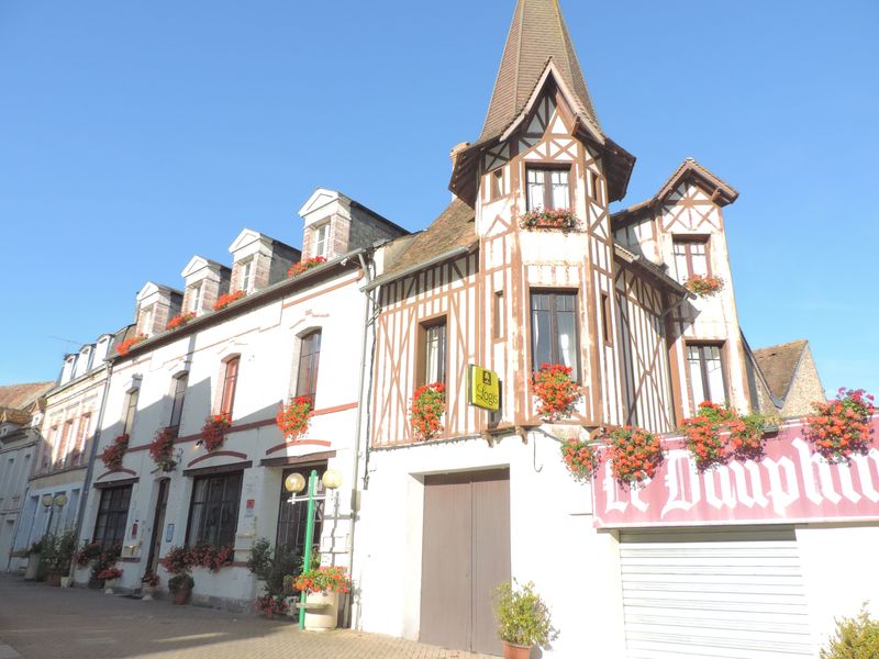 © orne tourismehotel-le-dauphin-sees