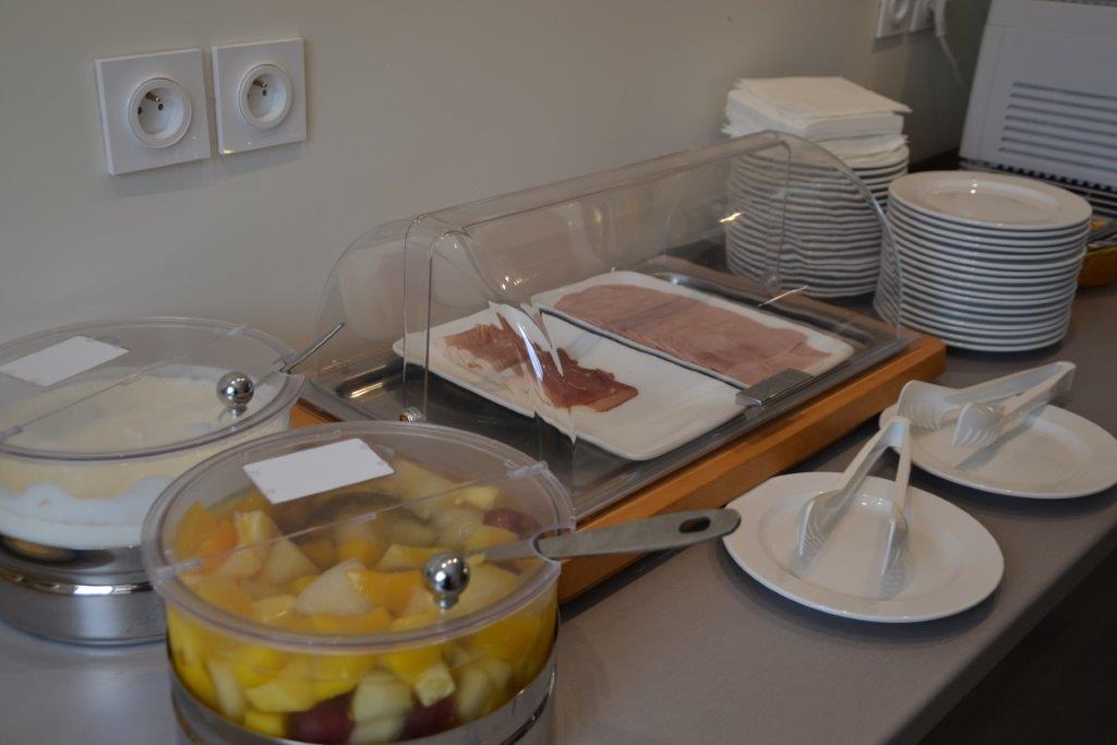 les vagueshotel-les-vagues-buffet-petit-dejeuner-5