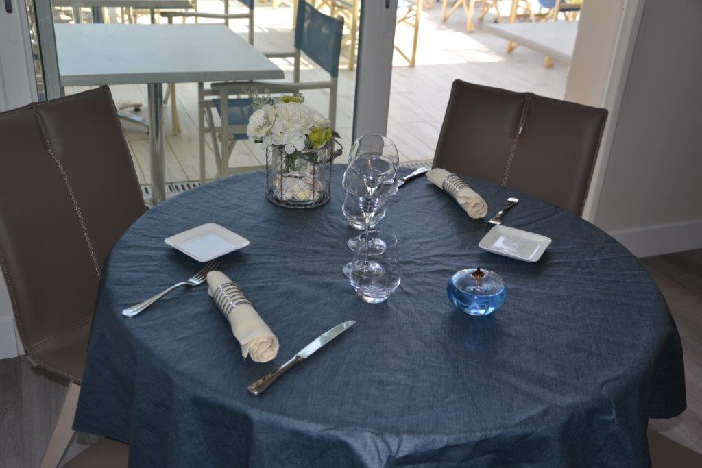 les vagueshotel-les-vagues-table-ronde-restaurant