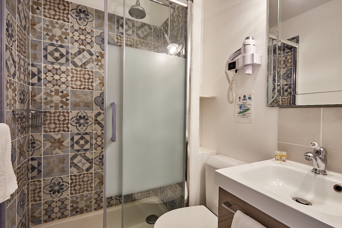 © Hôtel Saint Etienne Caen/Fabien Mahauthotel-saint-etienne-chambre-superieure-lits-jumeaux