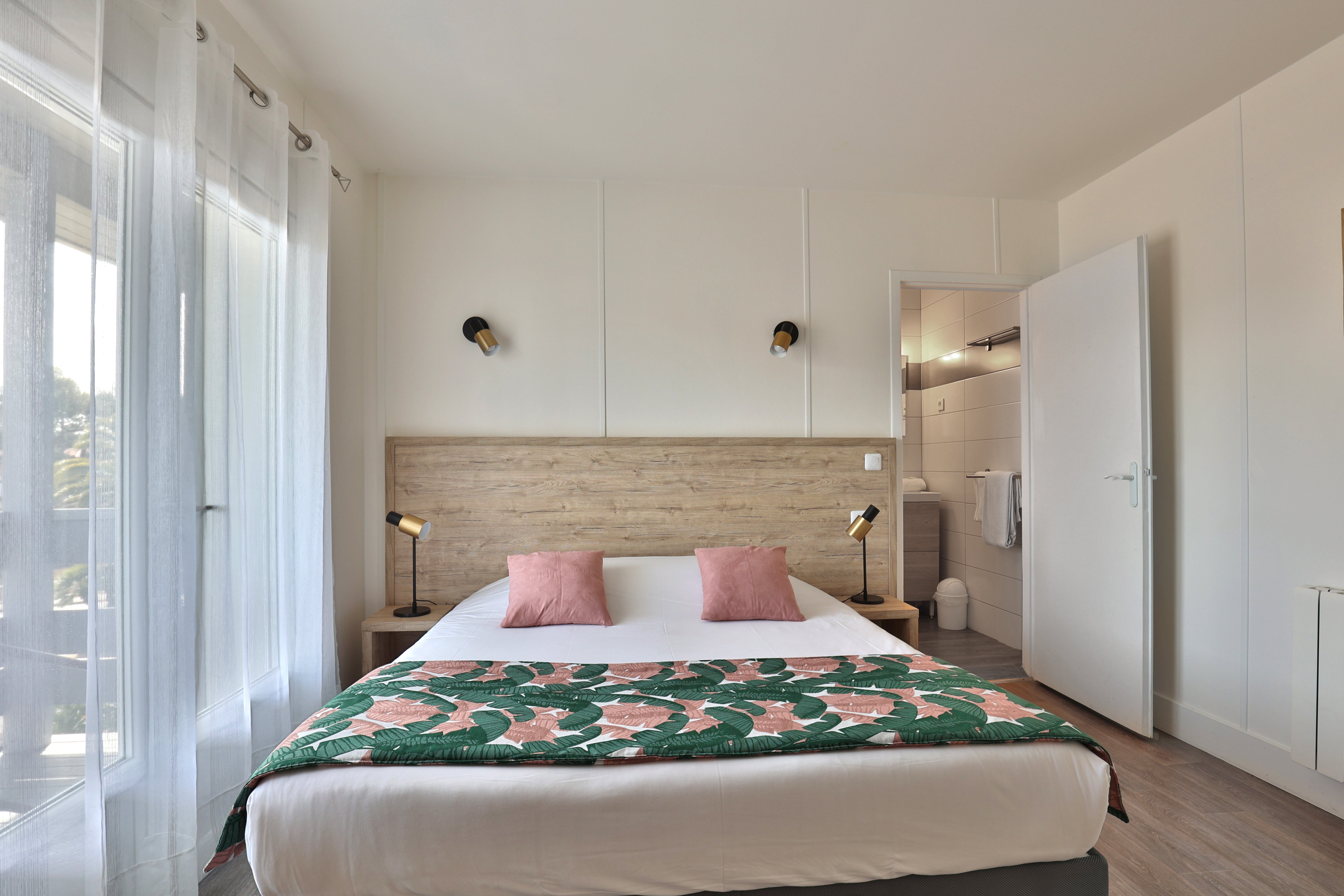 HOTEL DU CAP CAPBRETONhotelducap-chambre-double-avec-balcon-vue-port-2