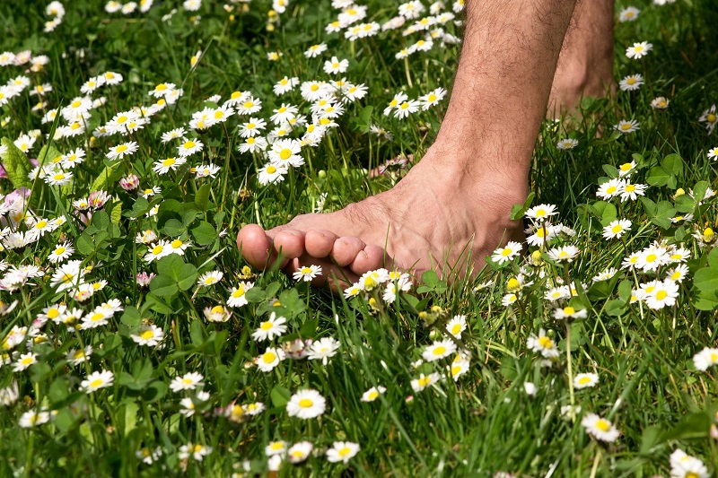 (c) Agnes SadlowskaNackte Füße auf einer Wiese