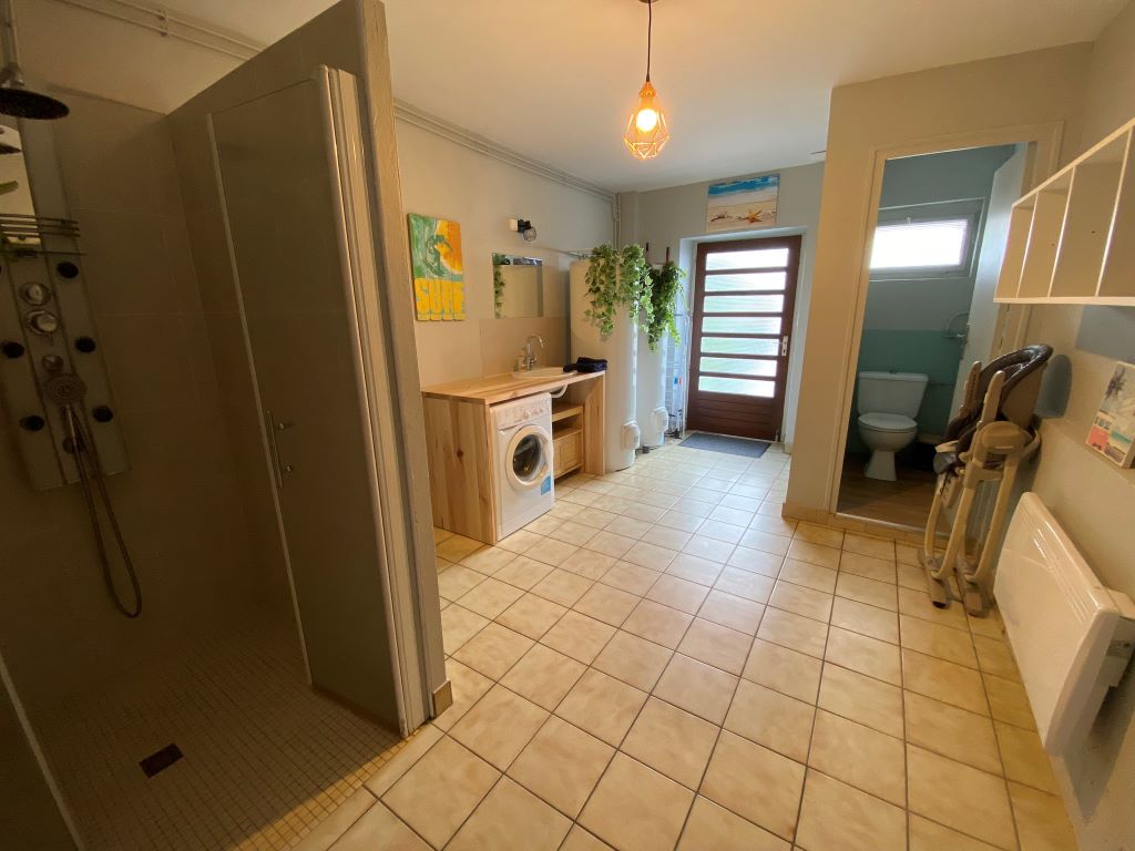Céline BatsLe Brocq intérieur salle de bain avec machine à laver