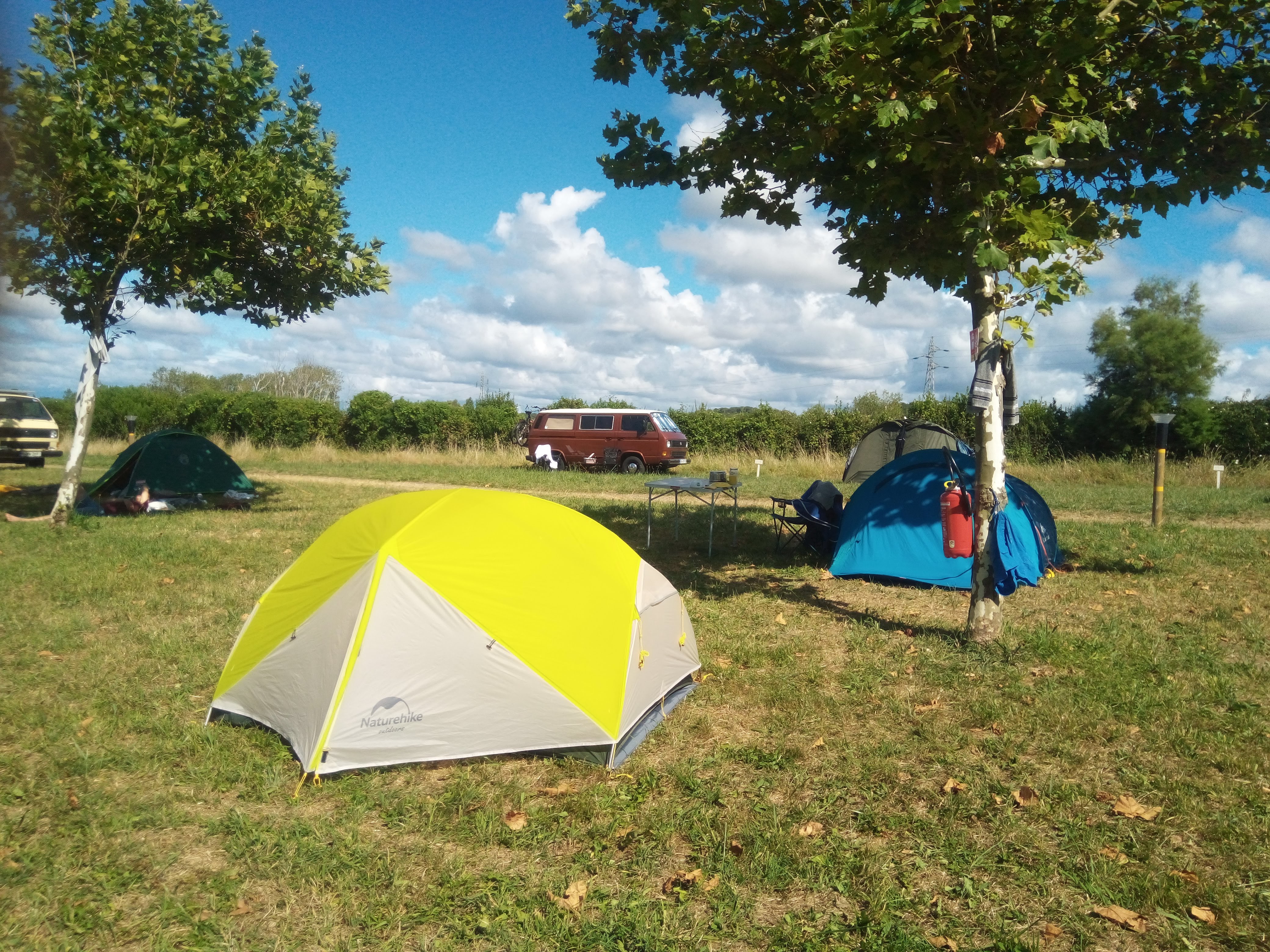 CC BY-NC-SA 2.0 Camping de la Plageespace tentes, vue vers les champs de la ferme adjacente