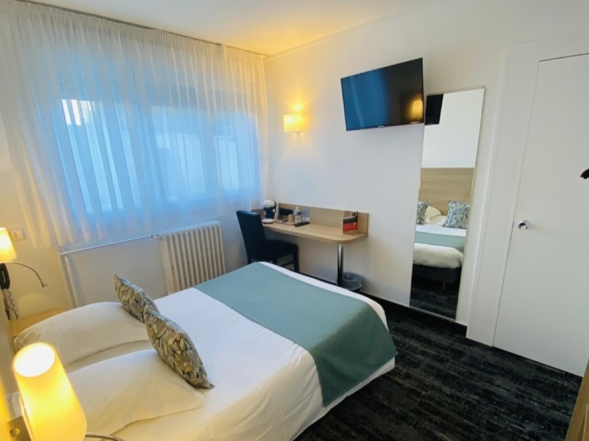 PROPRIETAIREhotel-le-louvre-cherbourg-cotentin-2
