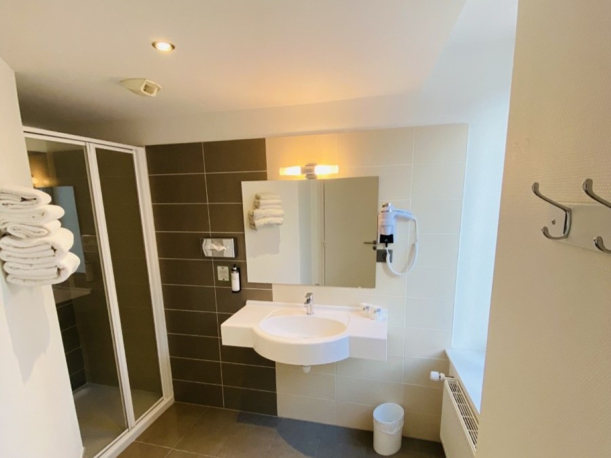 PROPRIETAIREhotel-le-louvre-cherbourg-cotentin-5