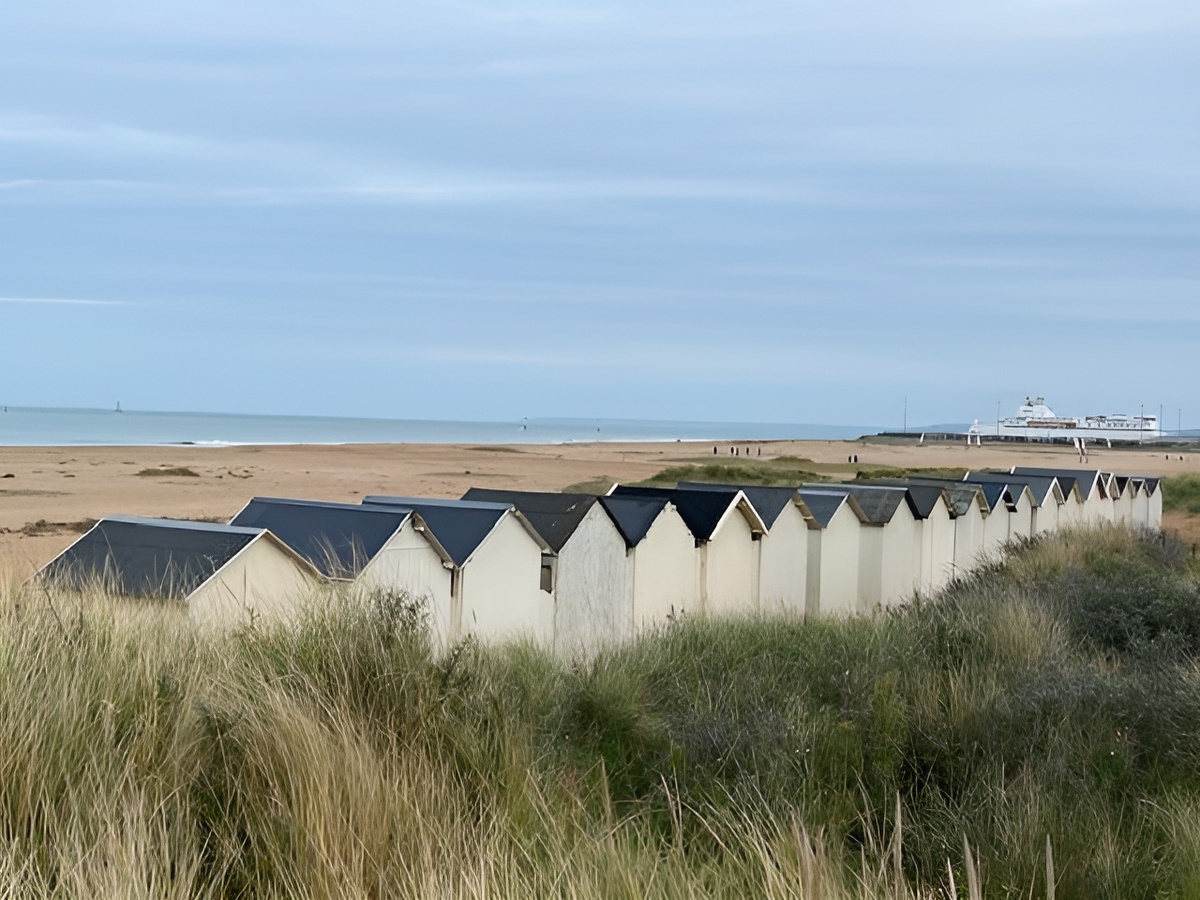 © La Belle de Nacre - Julie LOISONPlage de Ouistreham - proche de la maison