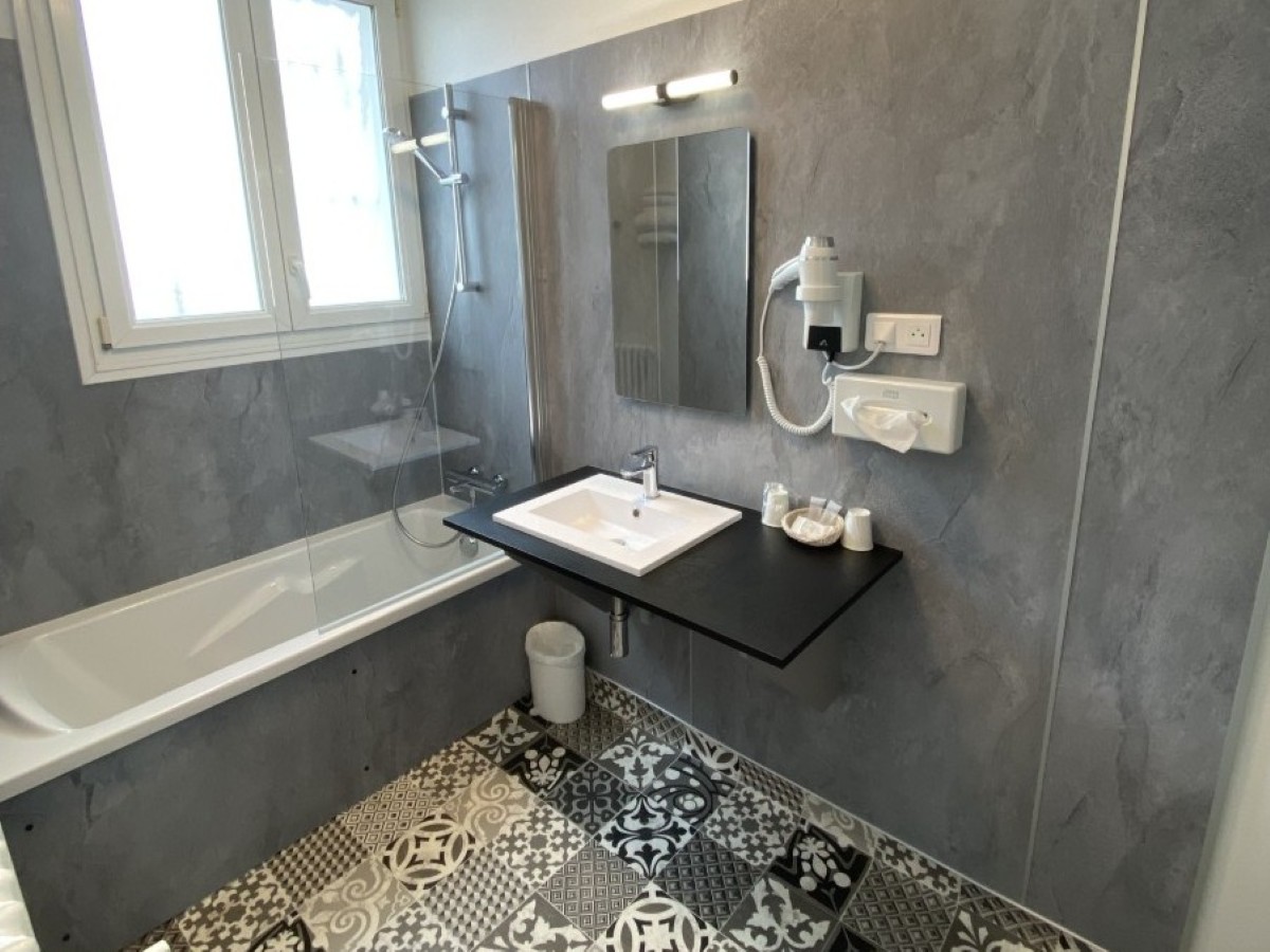 PROPRIETAIREhotel-le-louvre-cherbourg-cotentin-7