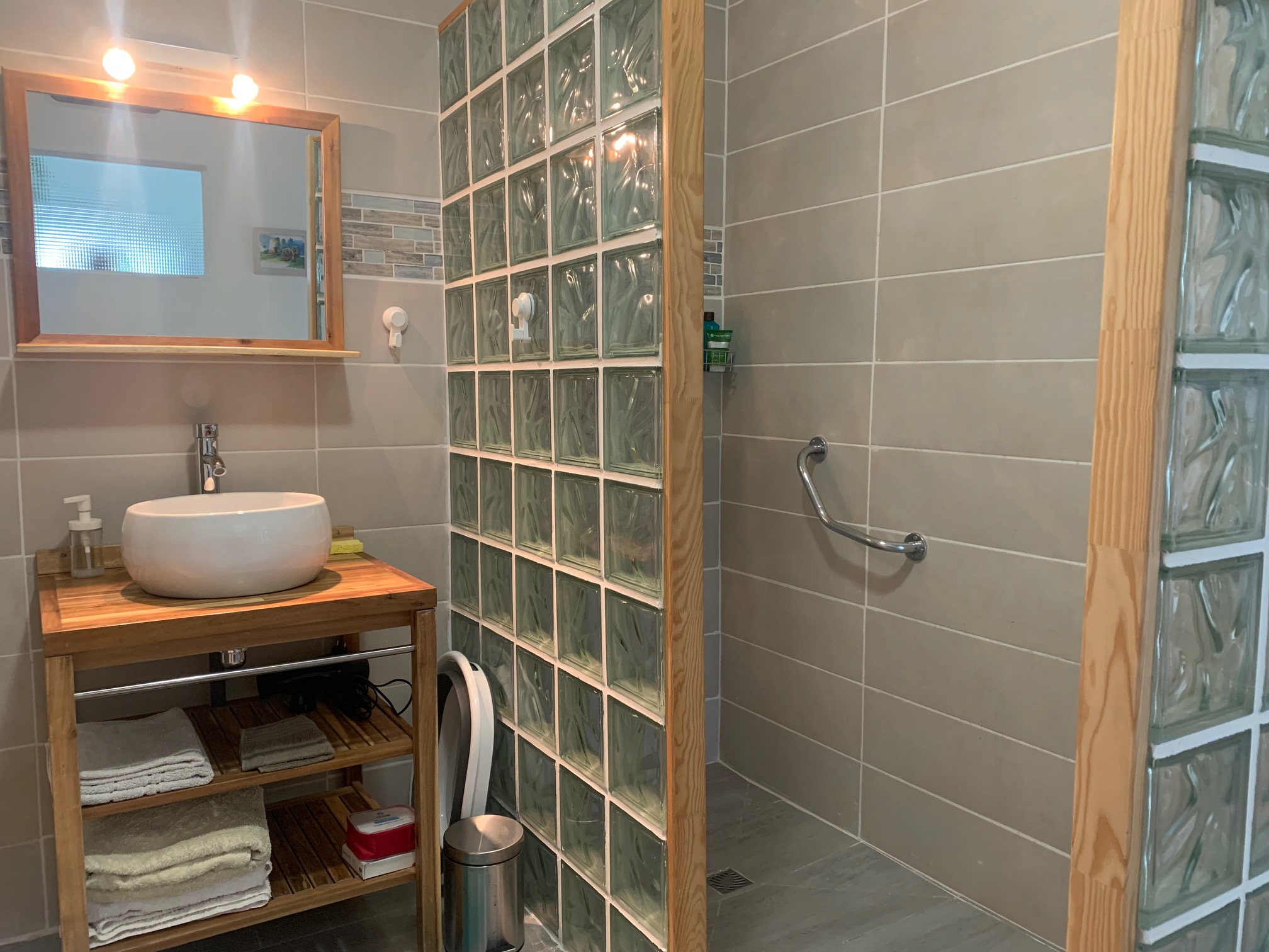 OTCSalle de bain douche et vasque
