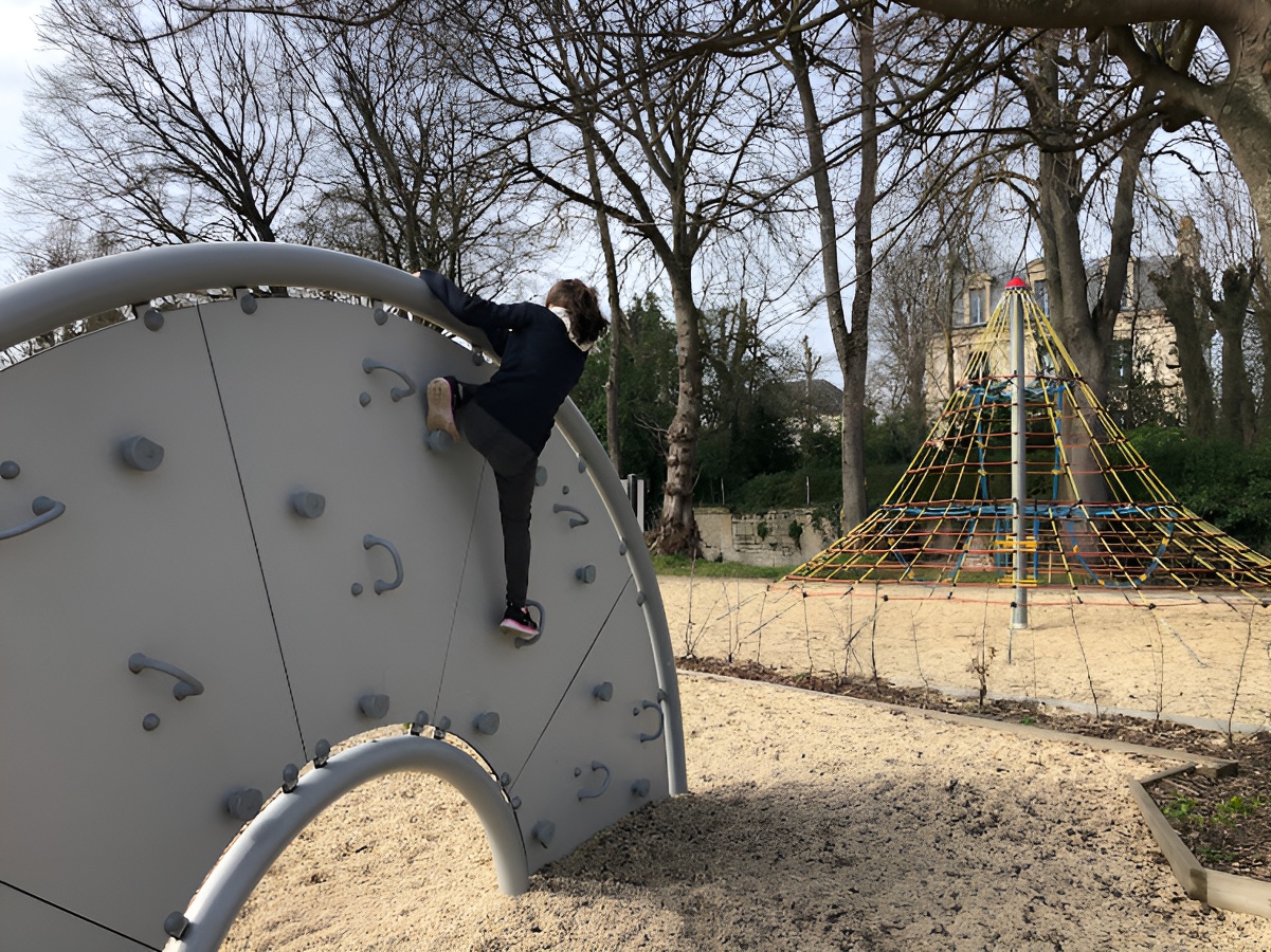 Mathilde LELANDAISjeux-enfants-aires-de-jeu-douvres-la-delivrande-place-des-marronniers-credit-mathilde-lelandais (16)