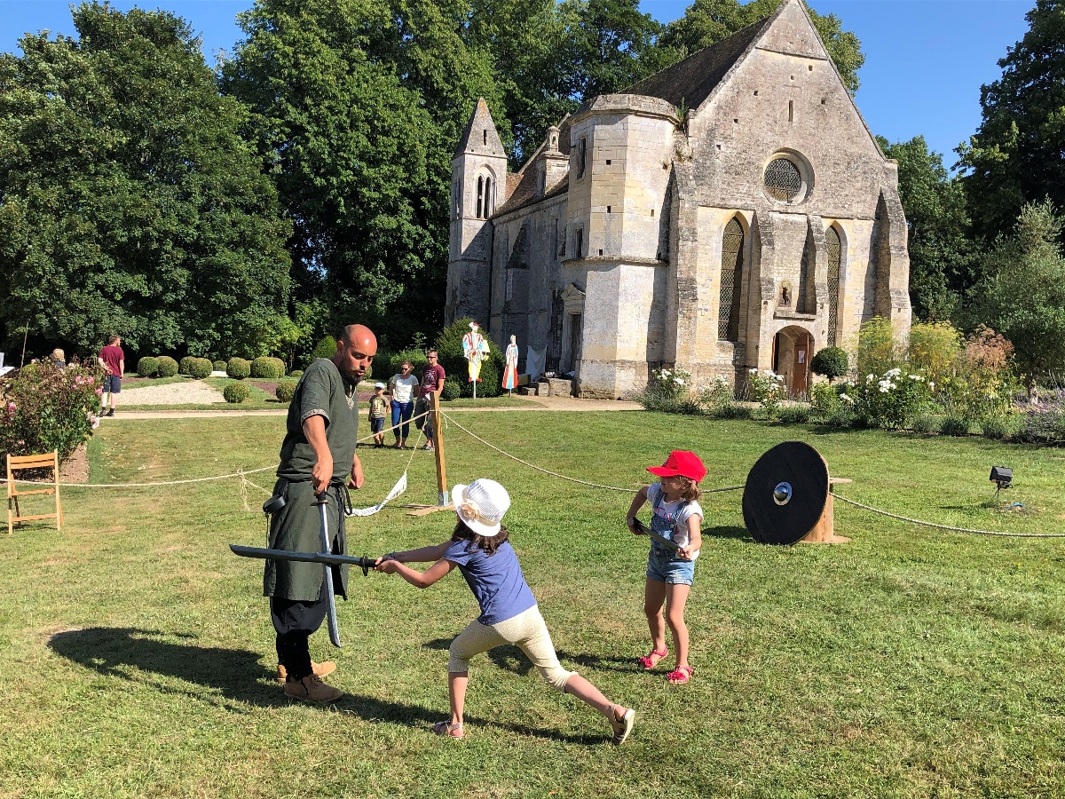 MATHILDE LELANDAISJEUX-ENFANTS-FESTIVAL-JEUX-ET-CHEVALERIE-FONTAINE-HENRY