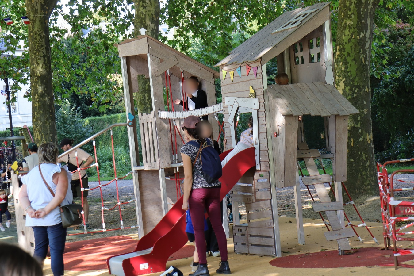 Ville de LisieuxJeux pour enfants jardin eveche lisieux