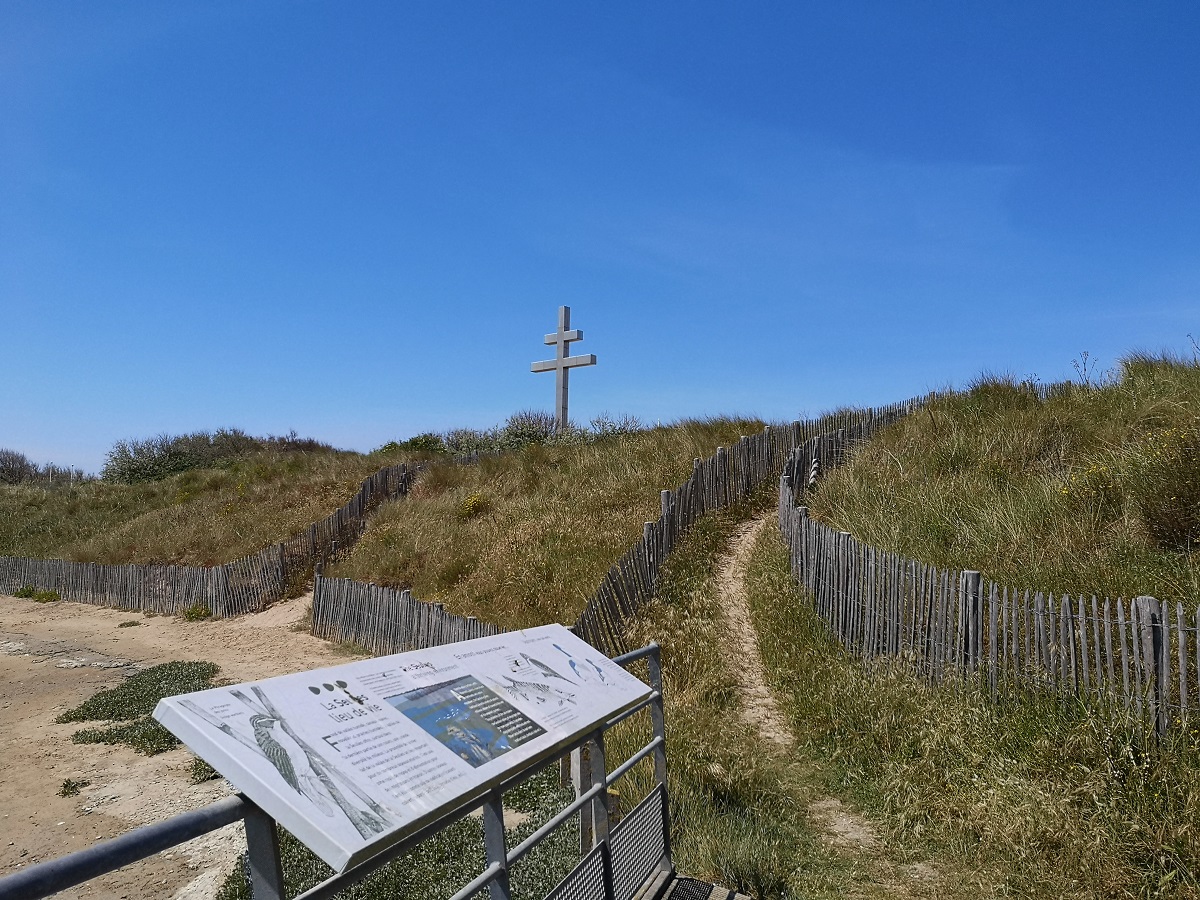 Nathalie PapouinL-ILE-DE-PLAISANCE-BALADE-LA-SEULLES-CROIX-DE-LORRAINE-COURSEULLES-SUR-MER-CREDIT-NATHALIE-PAPOUIN