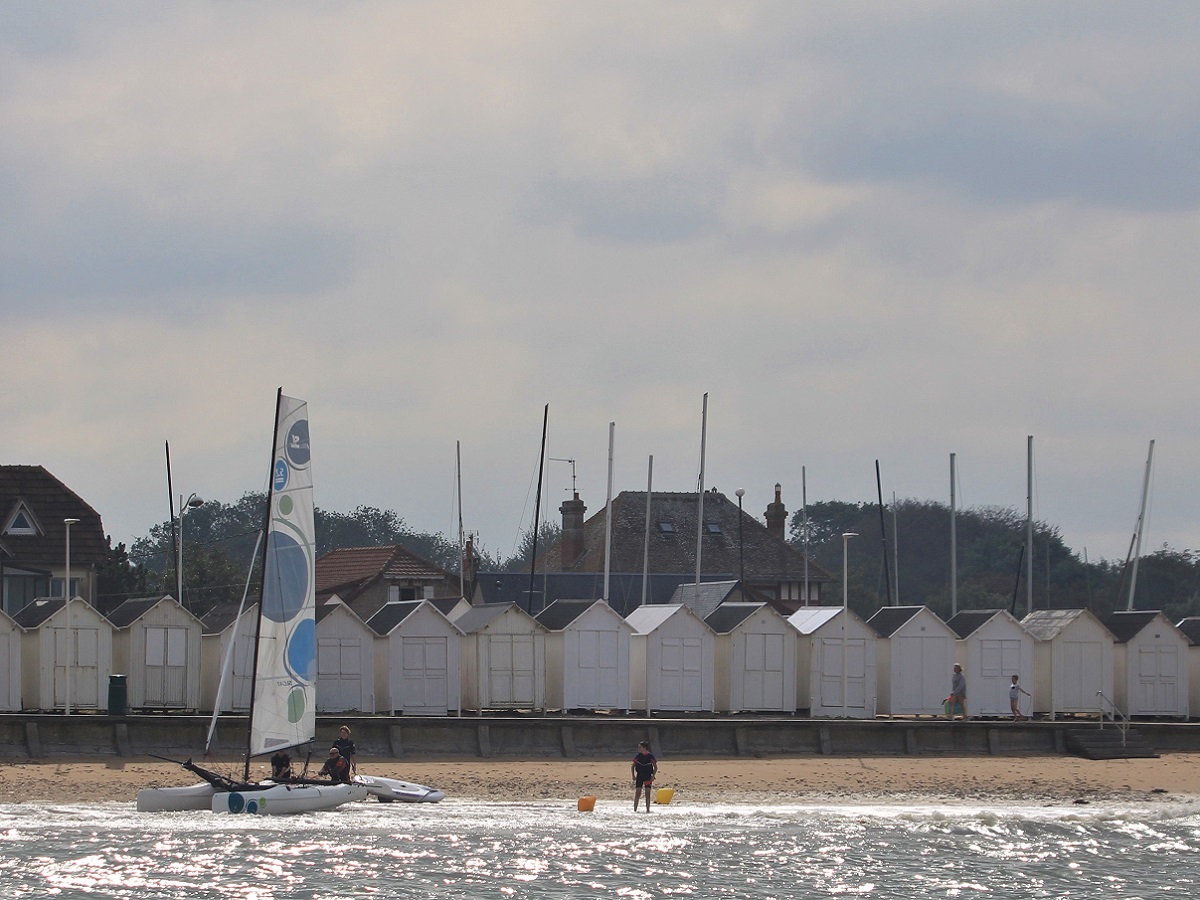 Nathalie PapouinLA-BERNIERAISE-2020-BATEAU-CABINES-DE-PLAGE-CREDIT-NATHALIE-PAPOUIN
