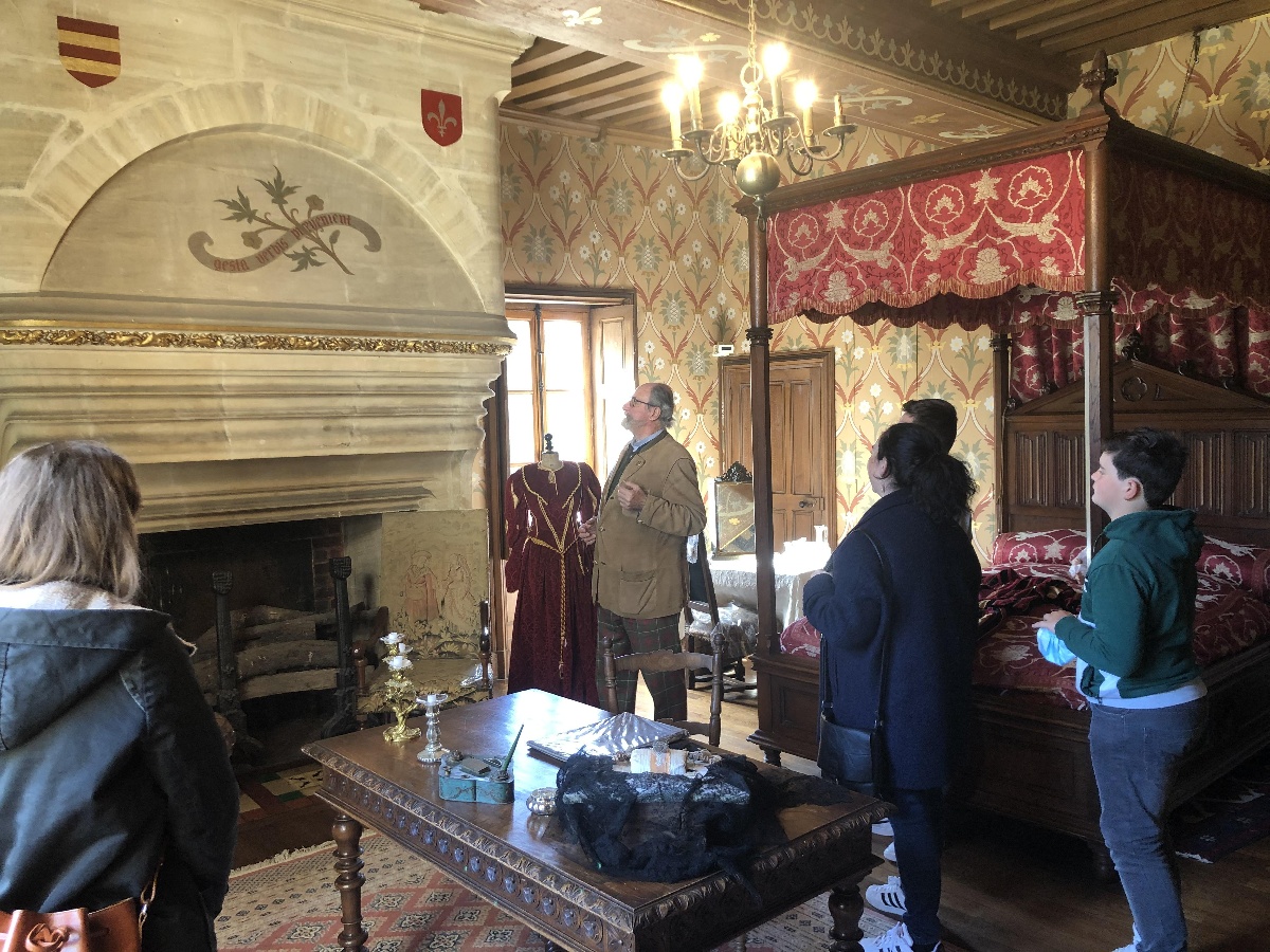 MATHILDE LELANDAISLA-CHAMBRE-VISITE-DU-CHATEAU-DE-FONTAINE-HENRY-AVEC-LE-PROPRIETAIRE