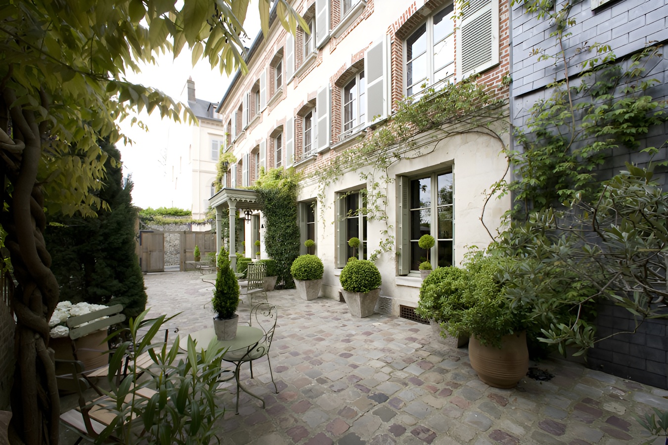 La Maison de Lucie_HonfleurAllée extérieur_La Maison de Lucie_Honfleur (6)