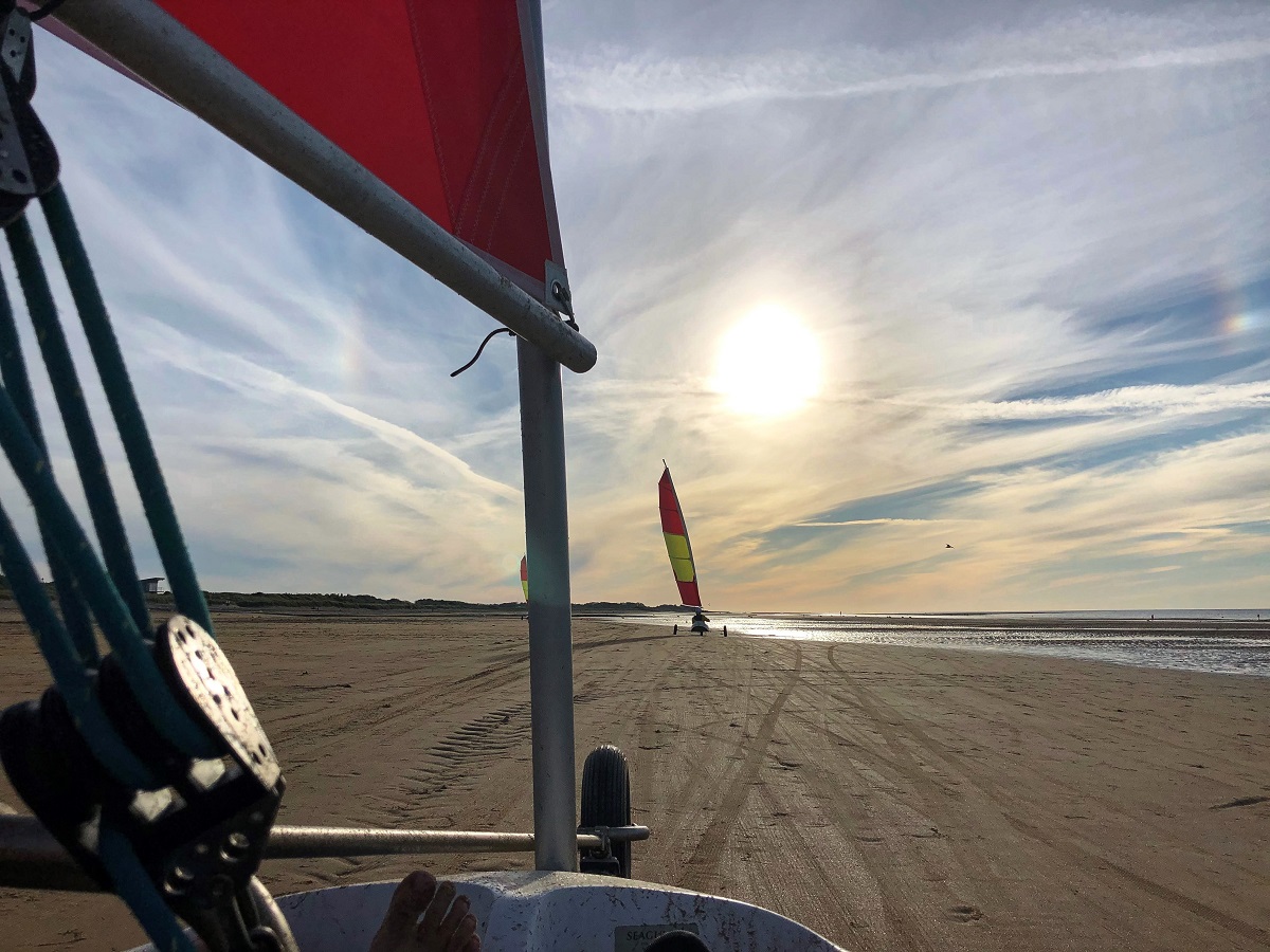 Mathilde LelandaisLE-CHAR-A-VOILE-COUCHER-DE-SOLEIL-ECOLE-DE-VOILE-DE-COURSEULLES-CREDIT